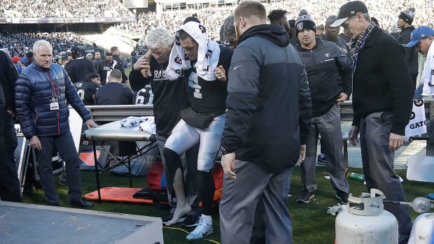 derek-carr-raiders-broken-leg-fibula-nfl.jpg